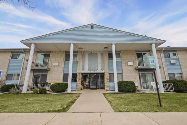 $229,900 | 9460 Dee Road, Unit 2H, Des Plaines, IL 60016