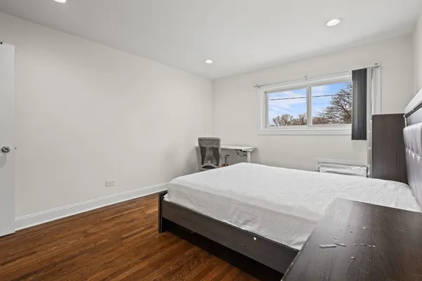 $229,900 | 9460 Dee Road, Unit 2H, Des Plaines, IL 60016