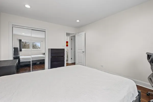 $229,900 | 9460 Dee Road, Unit 2H, Des Plaines, IL 60016