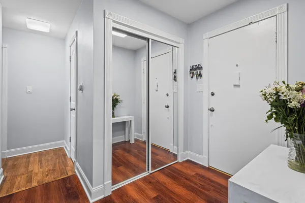 $229,900 | 9460 Dee Road, Unit 2H, Des Plaines, IL 60016