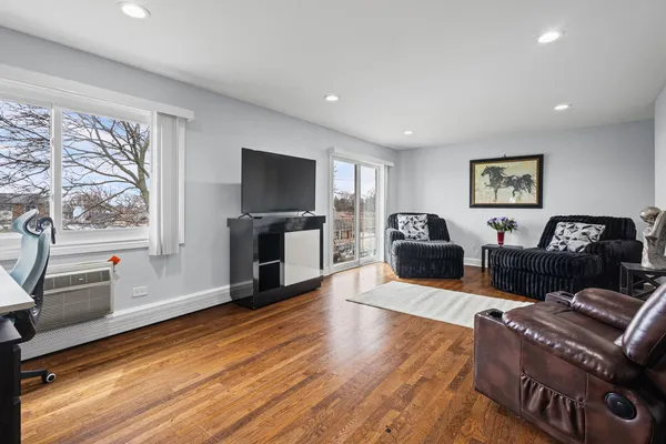 $229,900 | 9460 Dee Road, Unit 2H, Des Plaines, IL 60016
