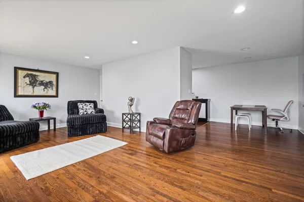 $229,900 | 9460 Dee Road, Unit 2H, Des Plaines, IL 60016