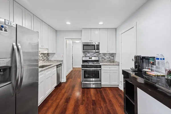 $229,900 | 9460 Dee Road, Unit 2H, Des Plaines, IL 60016
