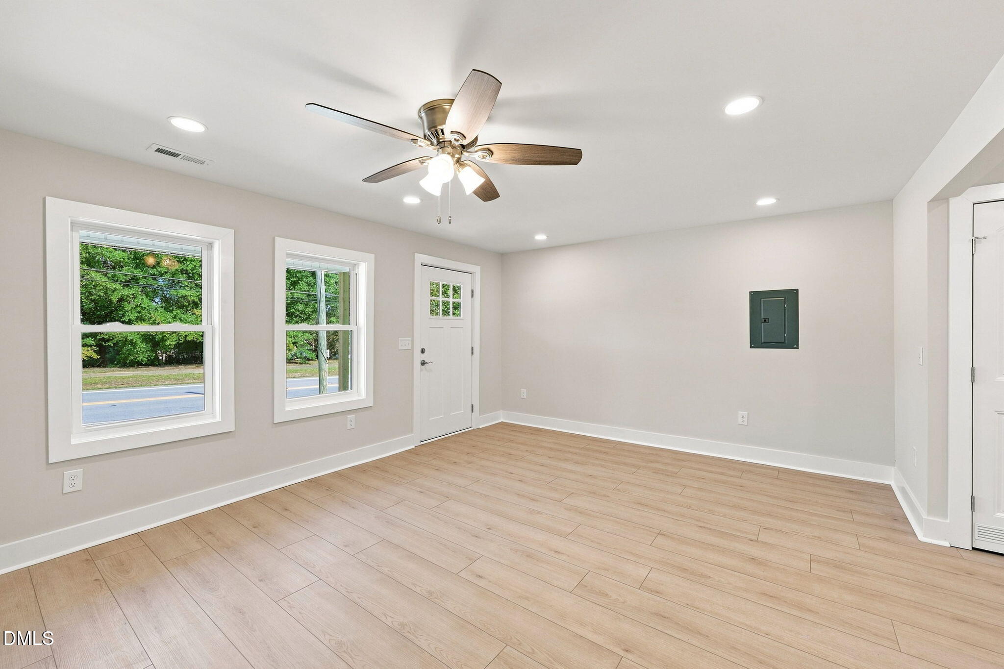 522 Buffalo Road Smithfield, NC 27577 - Photo 7 of 26 Living Room