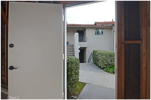 a street sign that is sitting in the middle of a yard