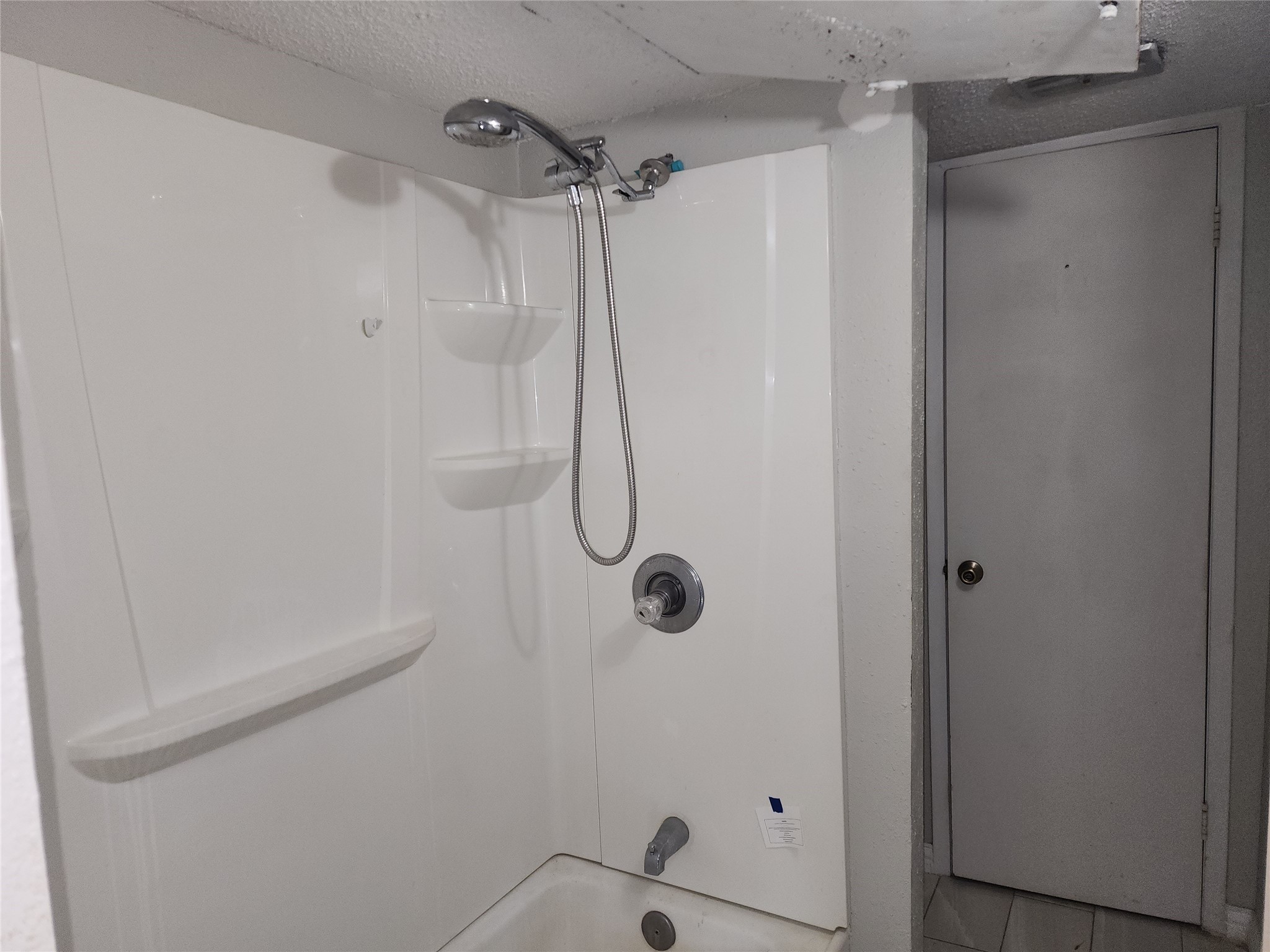 7781 Cook Road Houston, TX 77072 - Photo 13 of 17 Upstairs Bath