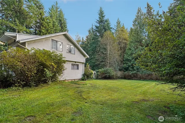 a view of a house with backyard and garden