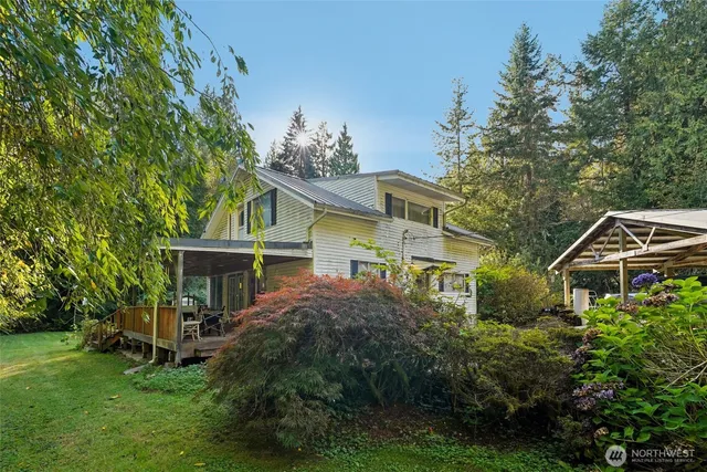 a view of house with a yard