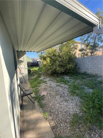a view of a back yard