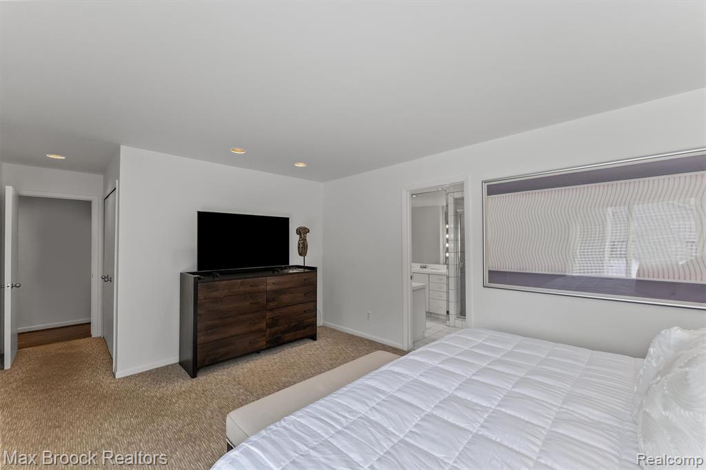 5725 Ridgewood Road West Bloomfield, MI 48322 - Photo 23 of 43