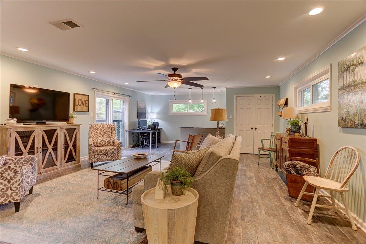 1611 Ivy Road Memphis, TN 38117 - Photo 12 of 29 a living room with furniture and a flat screen tv