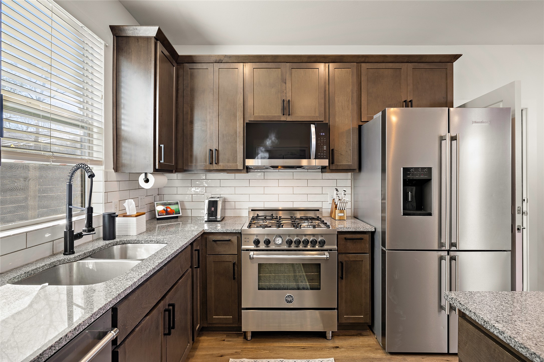 1402 Singleton Avenue, Unit B Austin, TX 78702 - Photo 4 of 25 Stainless steel appliances
