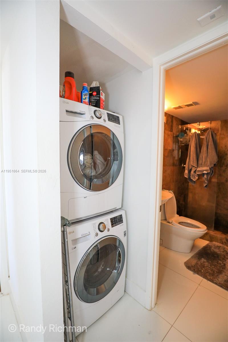 600 Northeast 36th Street, Unit 514 Miami, FL 33137 - Photo 16 of 27 a utility room with dryer and washer