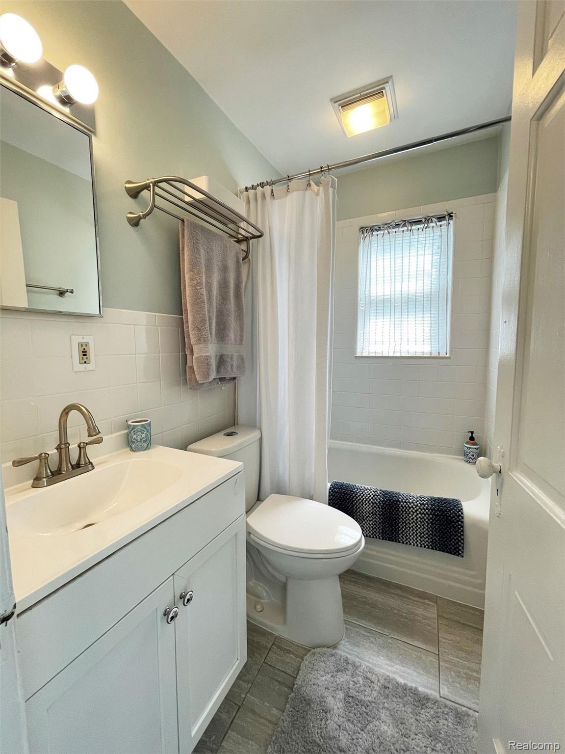 2111 Ridgemont Road Grosse Pointe, MI 48236 - Photo 18 of 28 ridge-bath.jpg