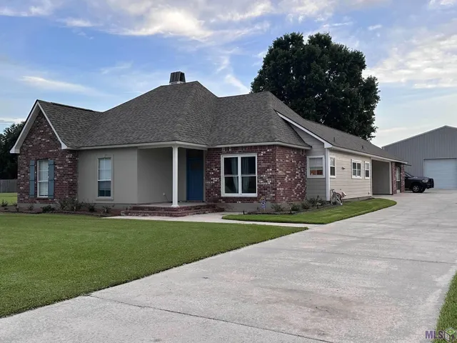 $427,500 | 8301 Pin Oak Drive, Zachary, LA 70791