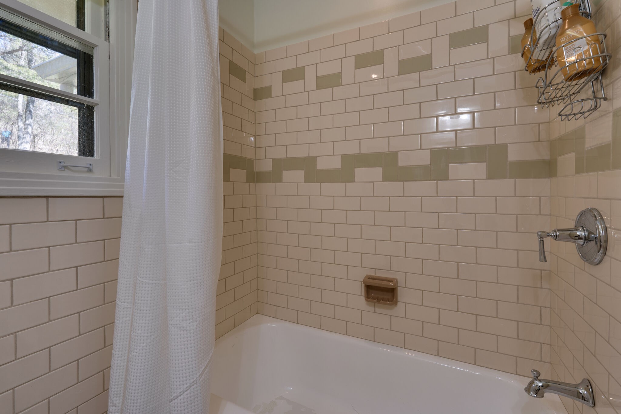 4529 Shys Hill Road Nashville, TN 37215 - Photo 31 of 51 a bathroom with a bathtub