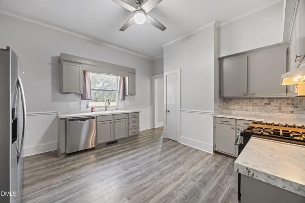 an empty room with closet and a ceiling fan