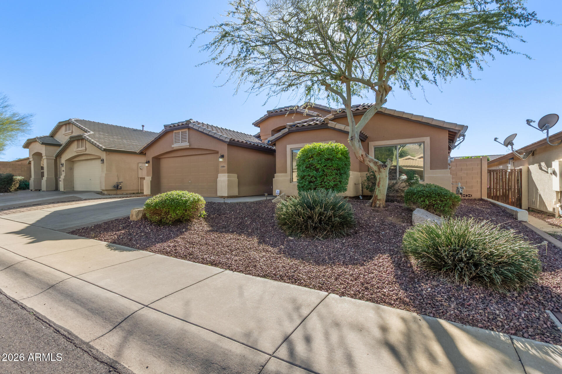 28906 North Nobel Road Phoenix, AZ 85085 - Photo 3 of 30 03 - Nobel