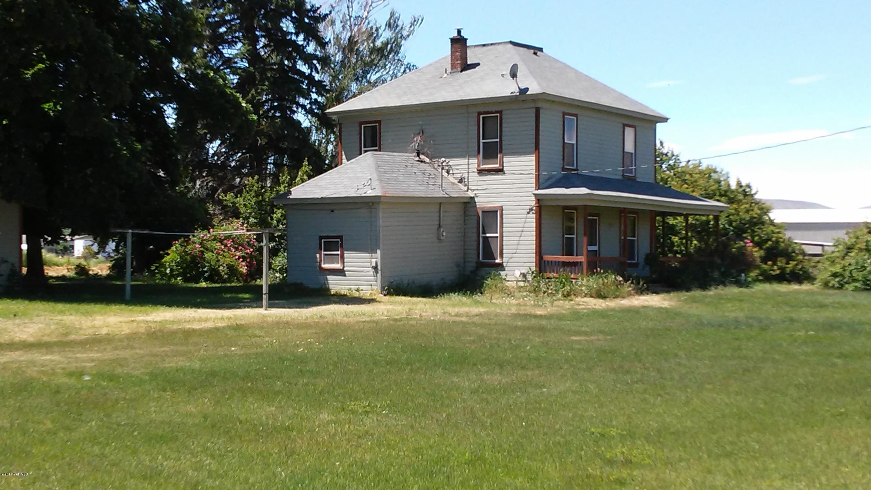 41 Carson Road Yakima, WA 98903 - Photo 2 of 11 a front view of a house with a garden