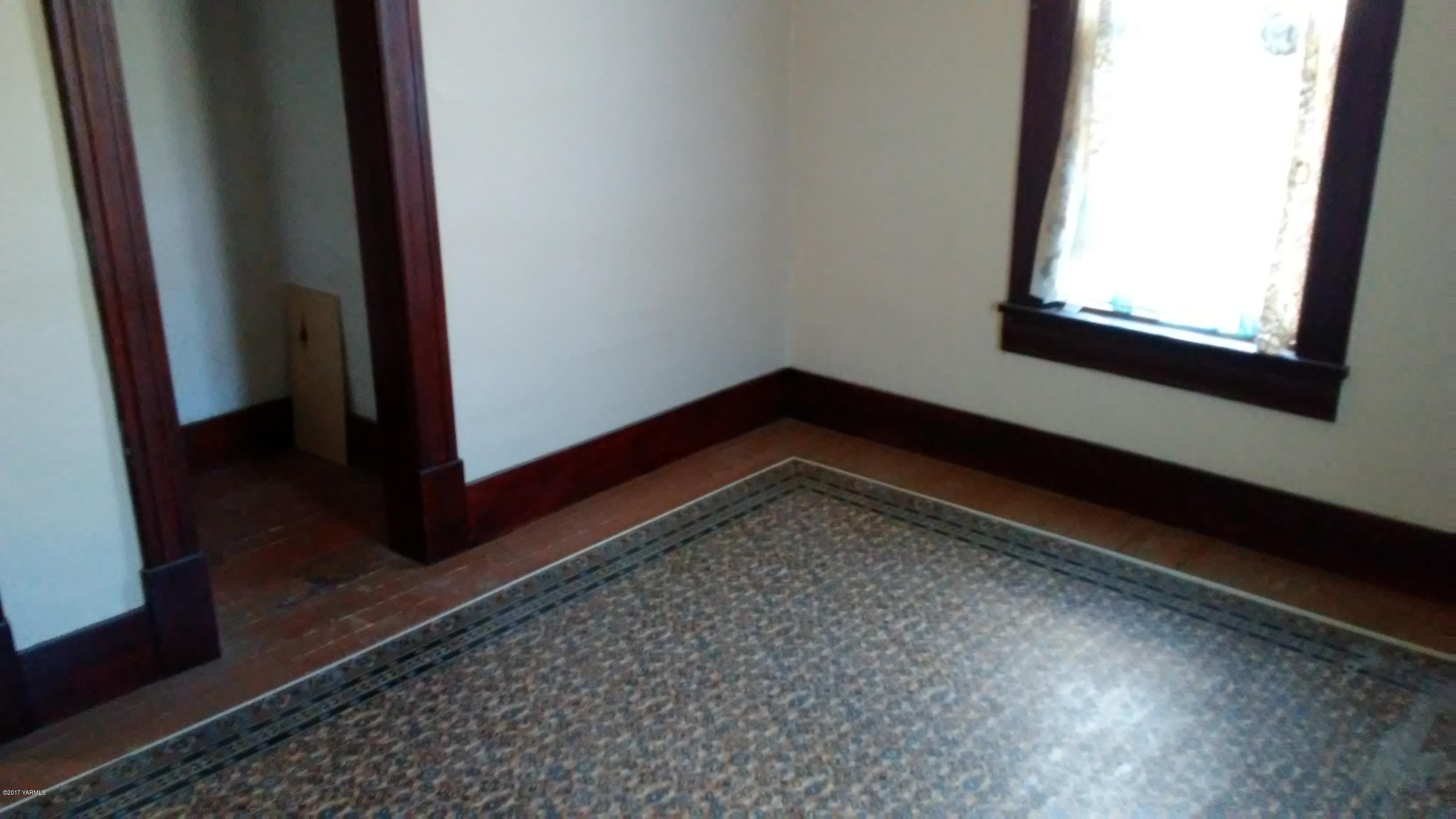 41 Carson Road Yakima, WA 98903 - Photo 11 of 11 a view of a hallway with window
