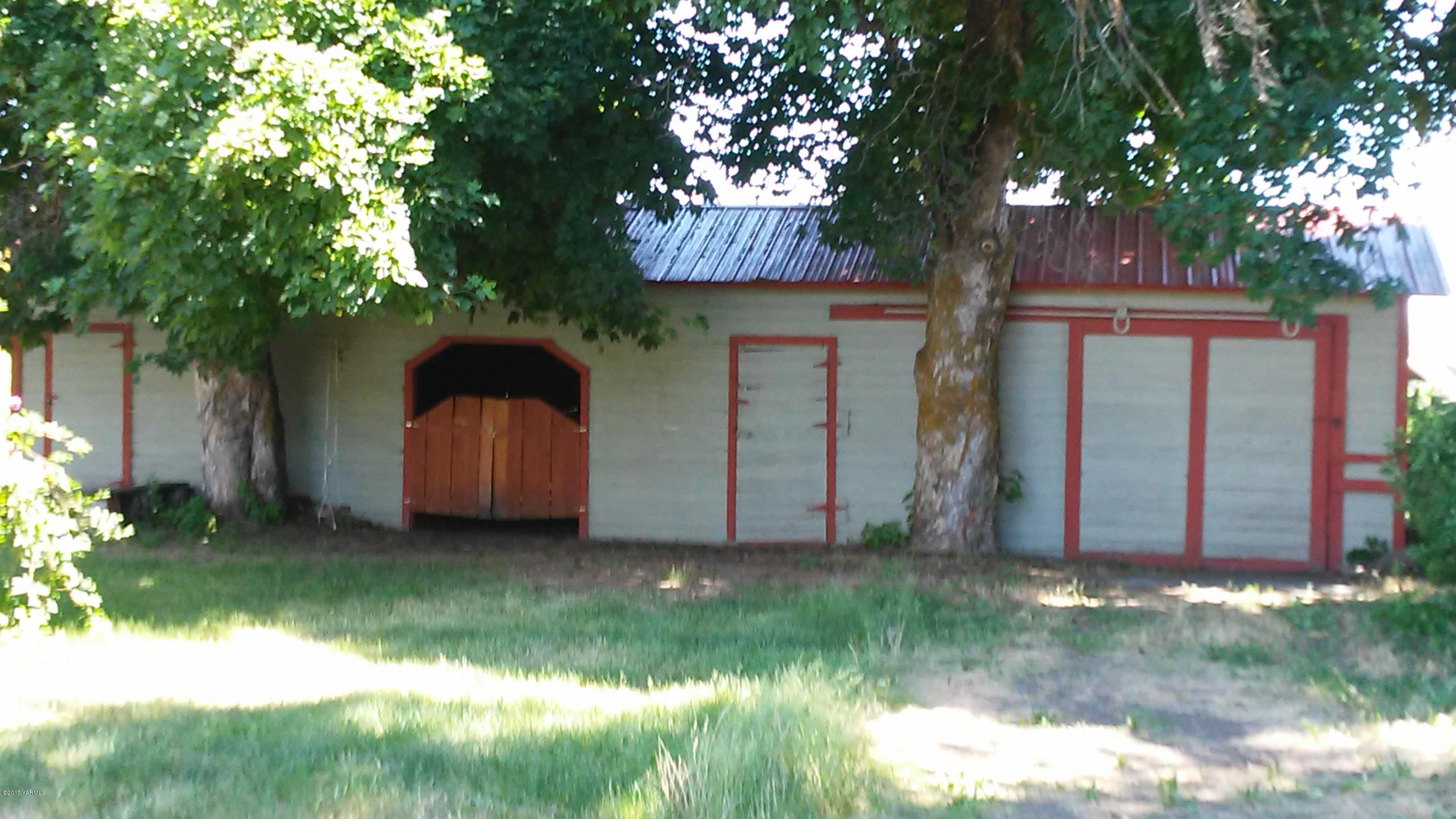 41 Carson Road Yakima, WA 98903 - Photo 3 of 11 a view of backyard with a barn and a large cactus tree