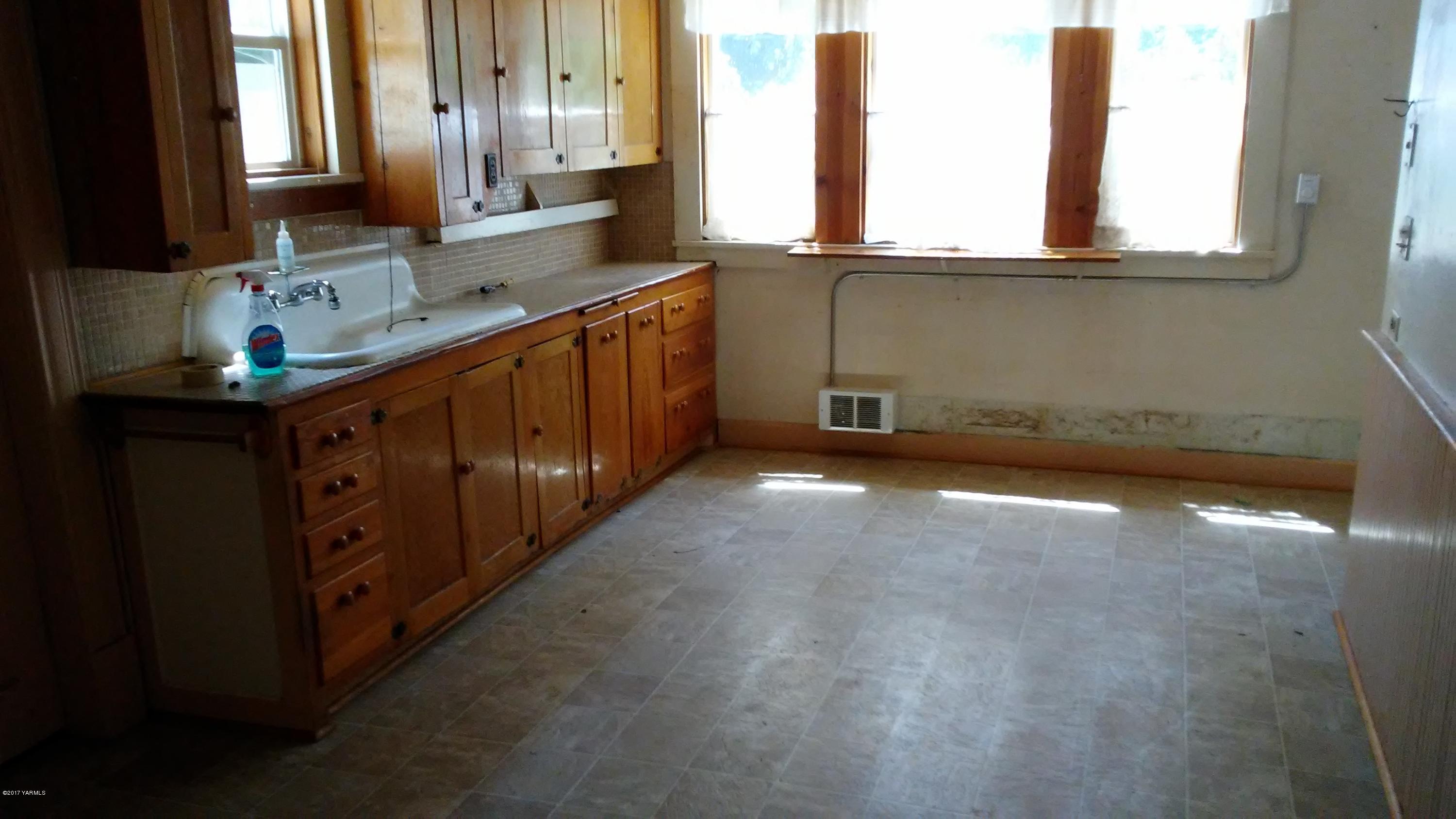 41 Carson Road Yakima, WA 98903 - Photo 4 of 11 a kitchen with stainless steel appliances a sink and a window