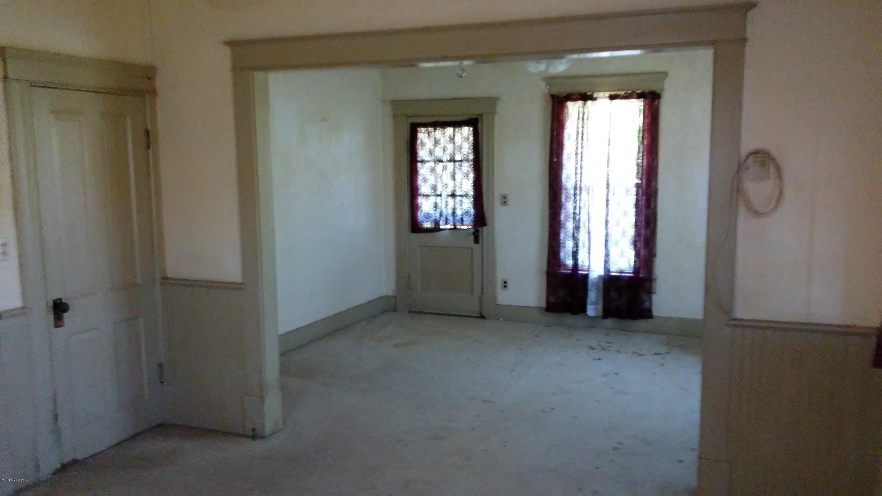 41 Carson Road Yakima, WA 98903 - Photo 5 of 11 an empty room that has a window