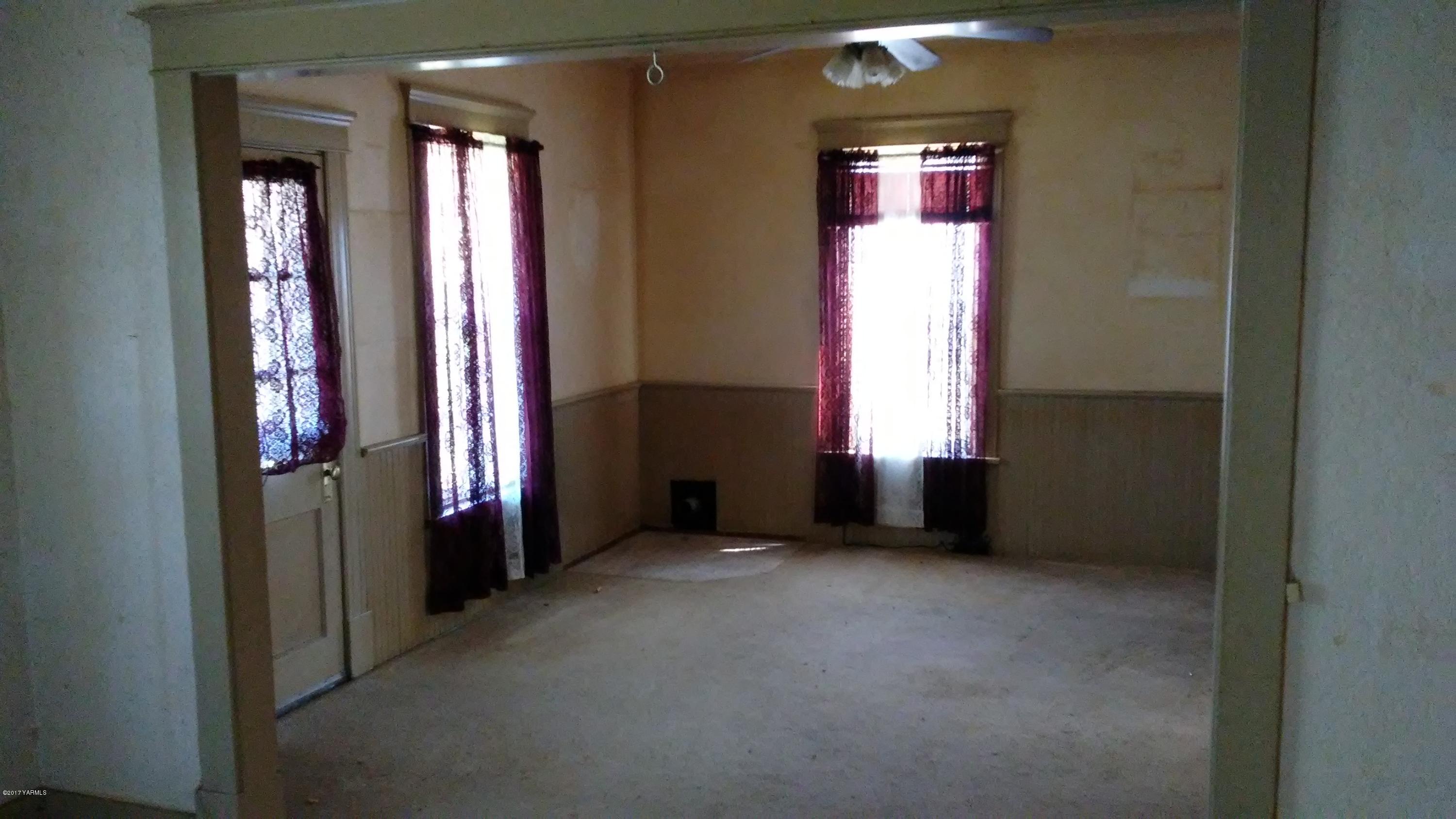 41 Carson Road Yakima, WA 98903 - Photo 6 of 11 an empty room with windows and closet