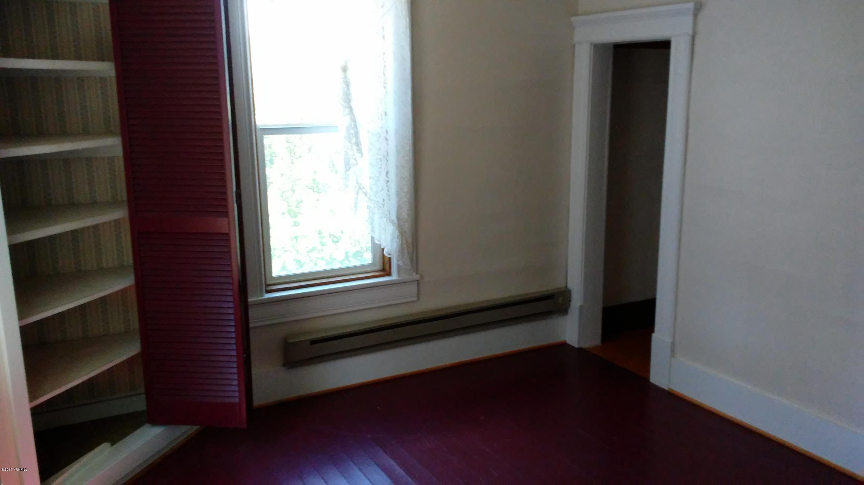 41 Carson Road Yakima, WA 98903 - Photo 8 of 11 a view of empty room with wooden floor and fan