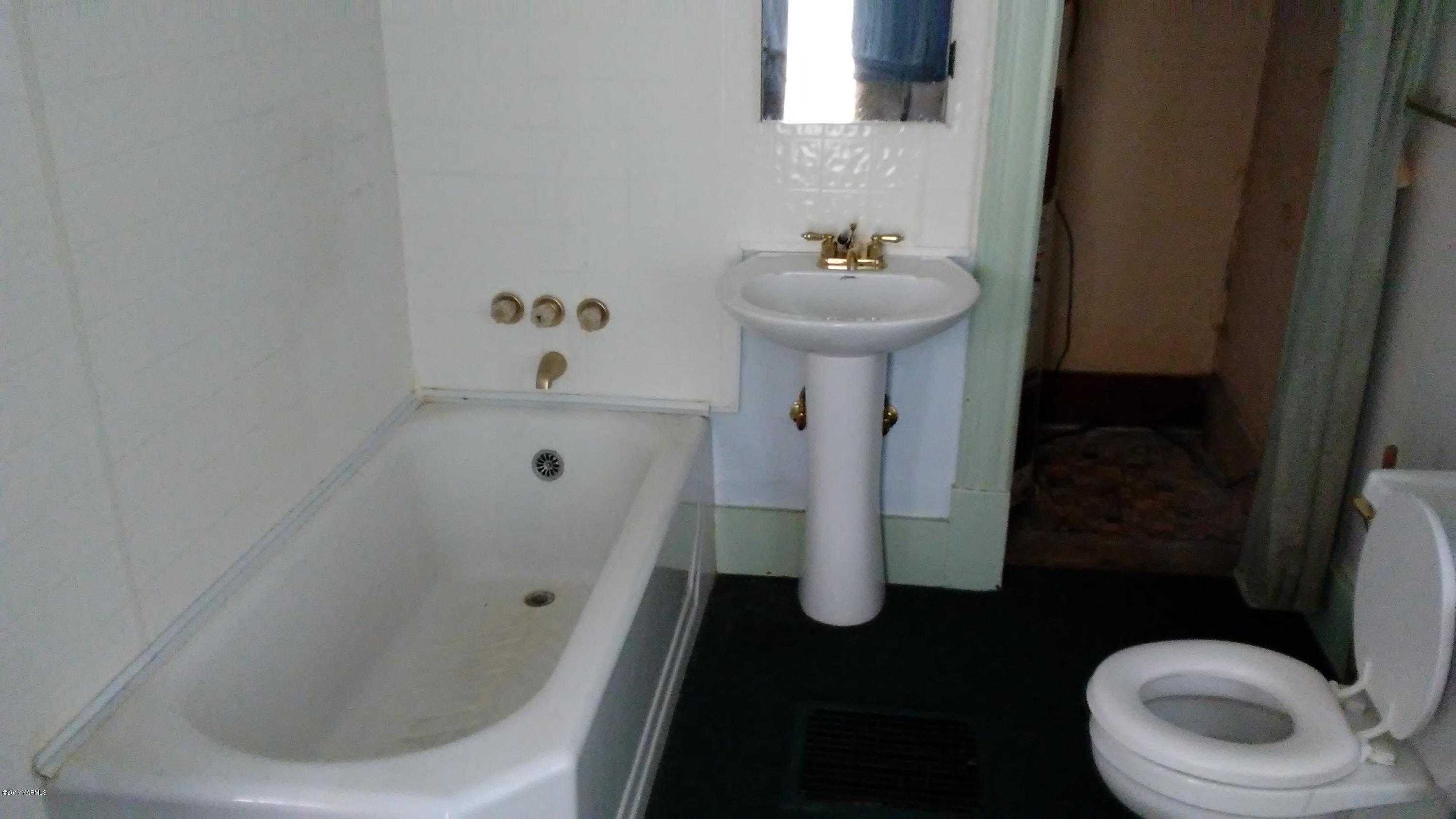 41 Carson Road Yakima, WA 98903 - Photo 9 of 11 a bathroom with a sink and toilet