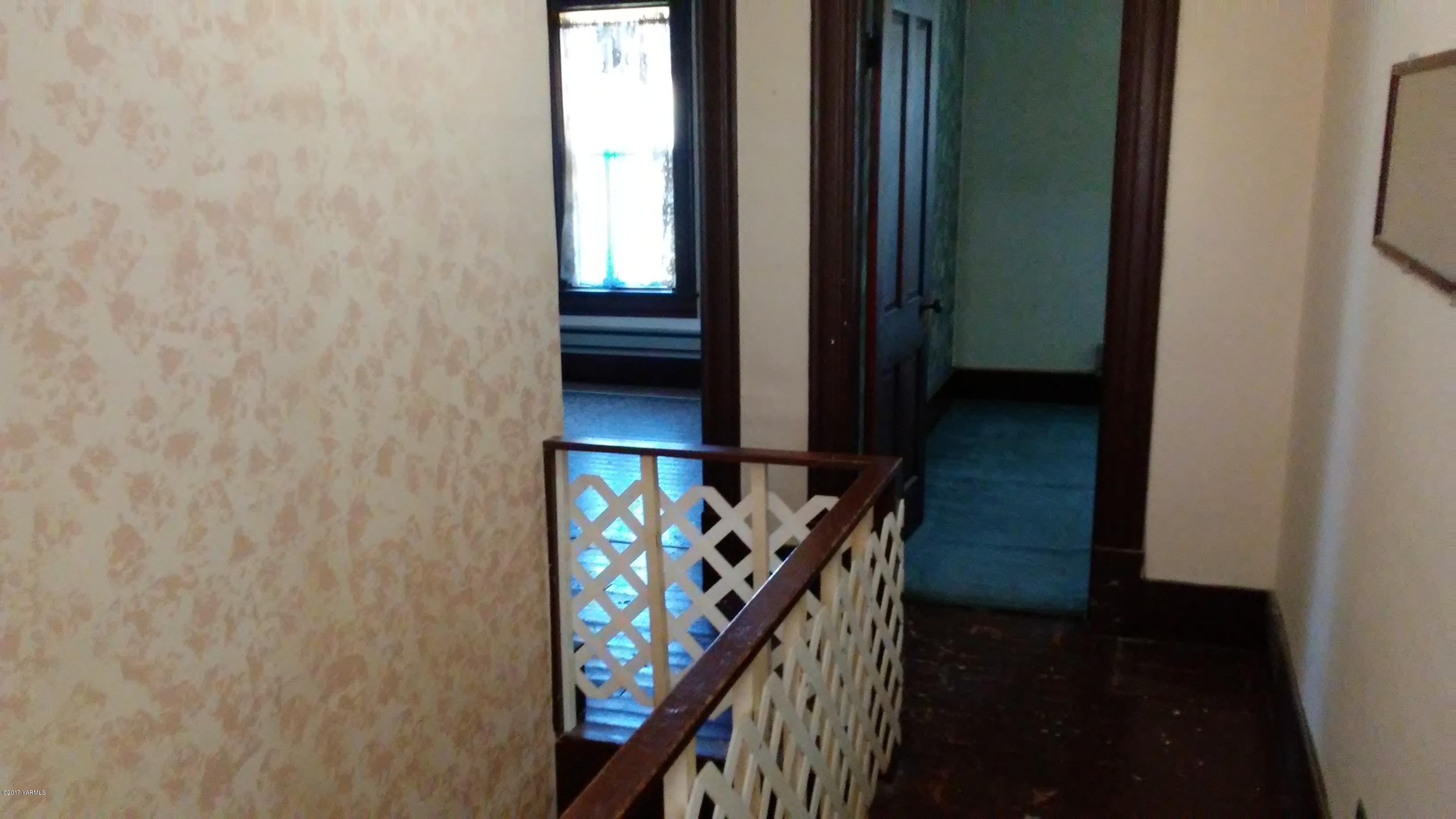 41 Carson Road Yakima, WA 98903 - Photo 10 of 11 a view of an entryway