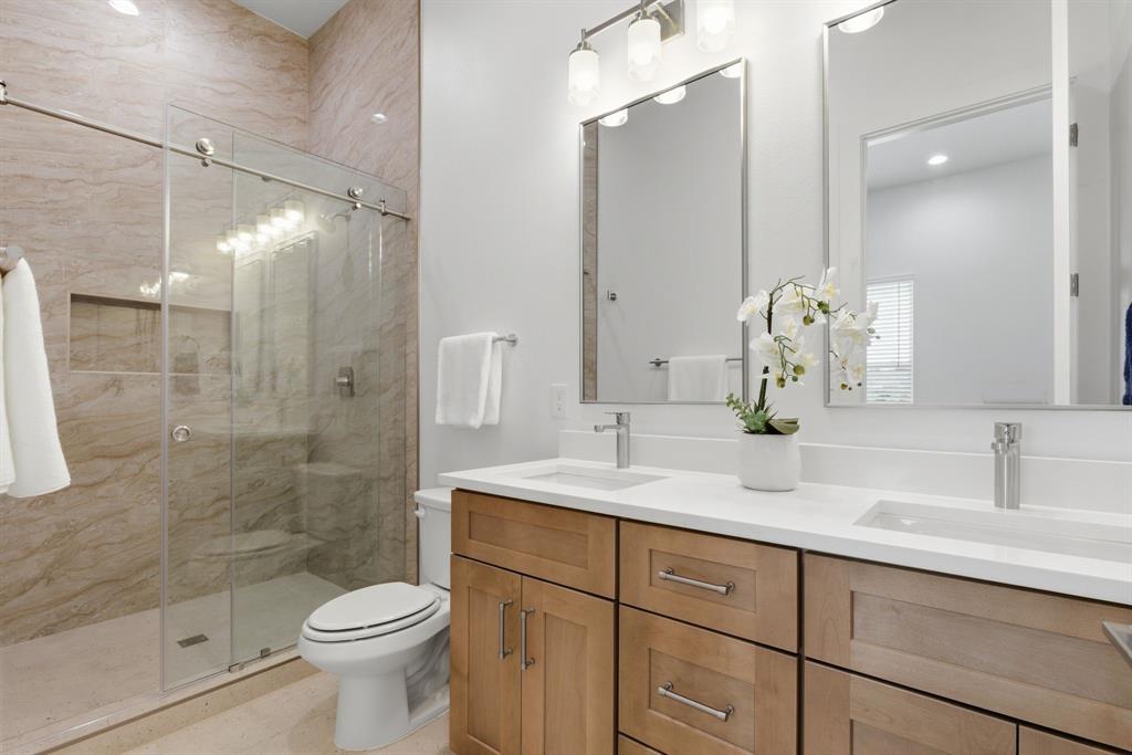 2925 Spruce Valley Lane, Unit 403 Dallas, TX 75233 - Photo 22 of 36 Primary Bath