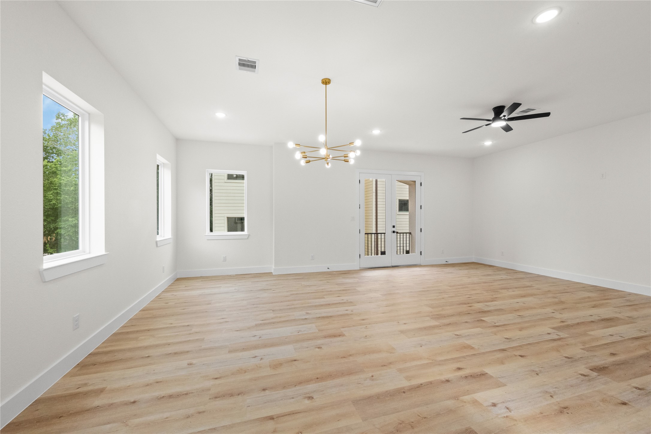 3335 Kilgore Street Houston, TX 77021 - Photo 9 of 27 Living/dining area on 2nd level