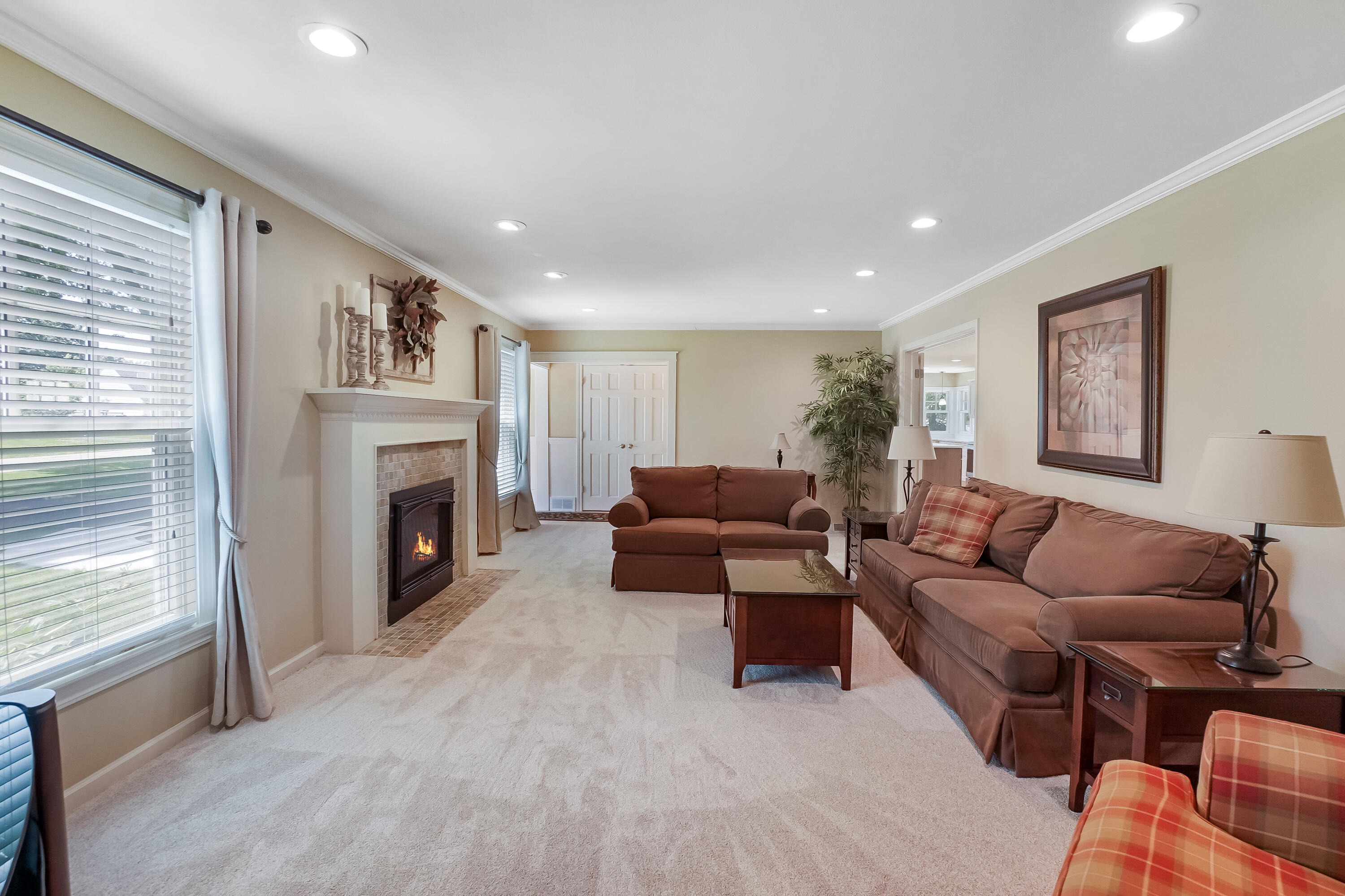 12800 Elmwood Road Elm Grove, WI 53122 - Photo 15 of 41 Family Room