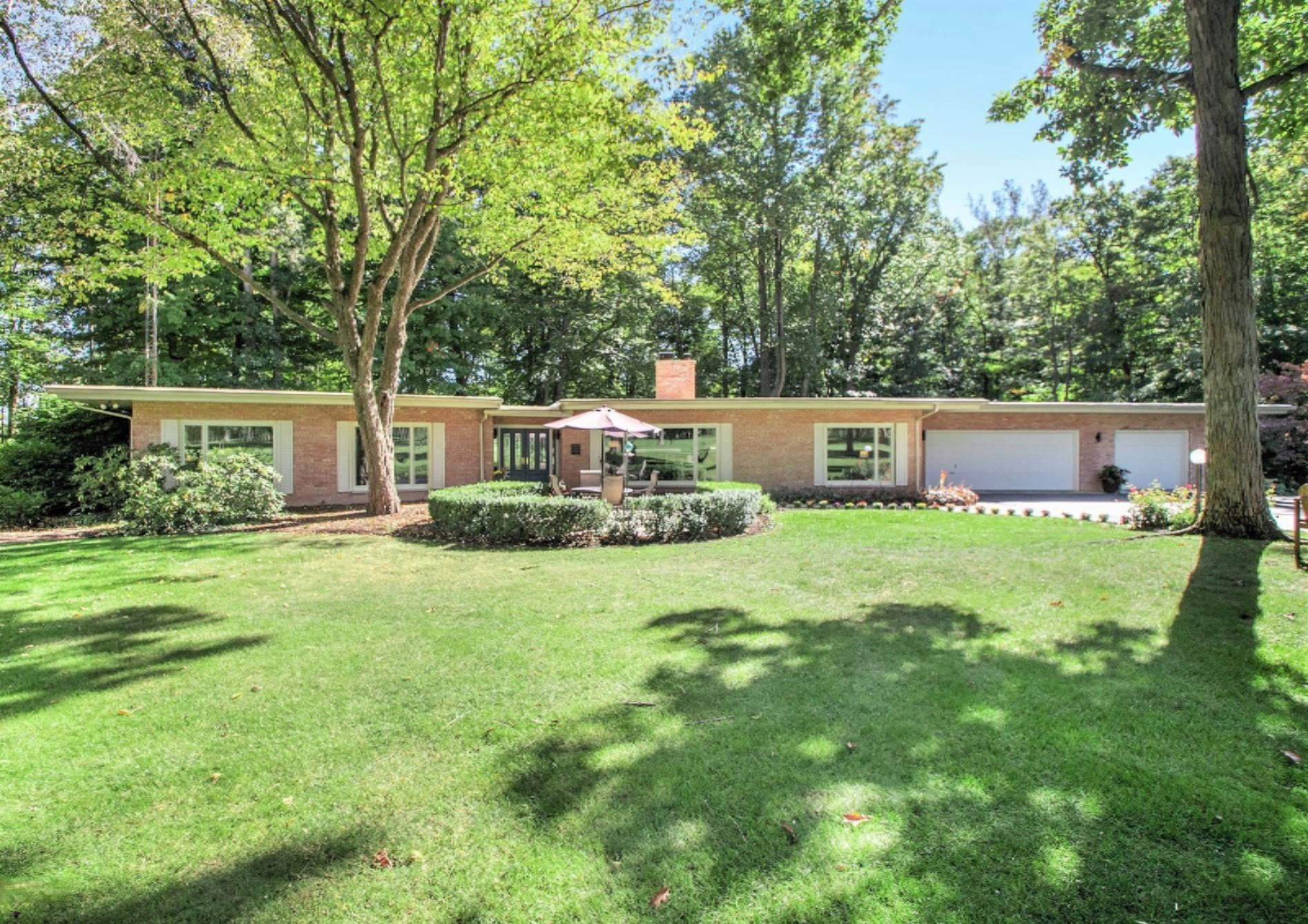 1160 Roslin Road Benton Harbor, MI 49022 - Photo 1 of 43 IMG_1329 1 (3)