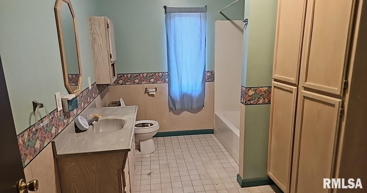90 Carlock Road Murphysboro, IL 62966 - Photo 11 of 15 a bathroom with a shower