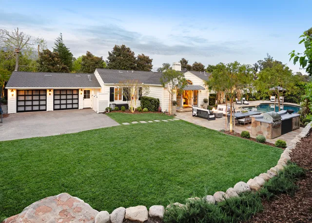 a view of a house with a backyard