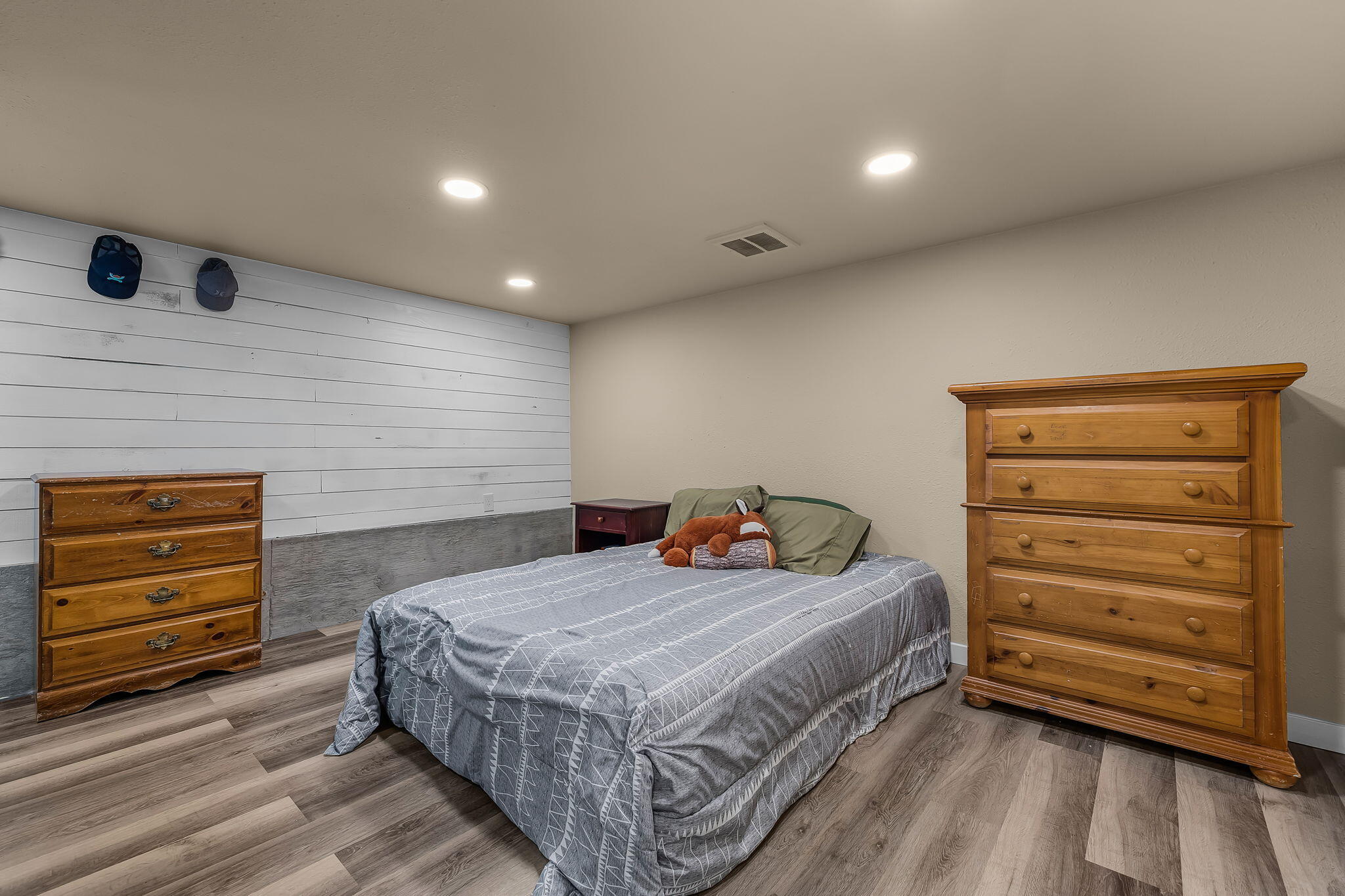 6040 Gravett Road Prineville, OR 97754 - Photo 35 of 77 a bedroom with a bed and a dresser