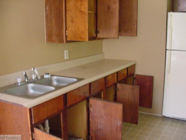 126 Spring Garden Circle High Point, NC 27260 - Photo 5 of 11 Kitchen.
