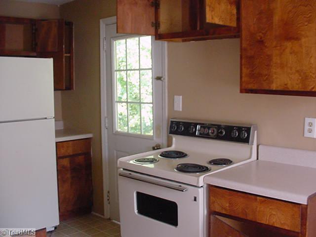 126 Spring Garden Circle High Point, NC 27260 - Photo 6 of 11 Kitchen.