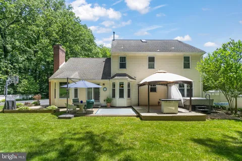 a view of a back yard
