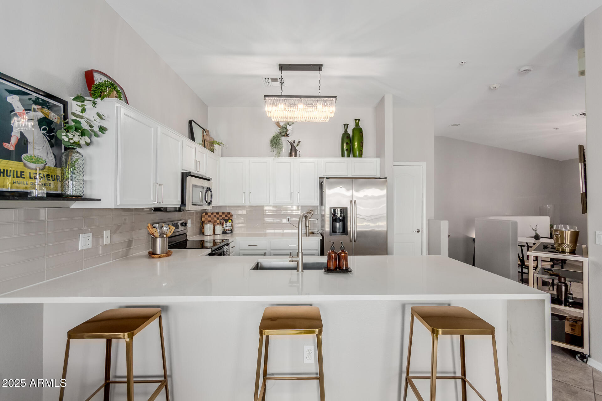 2401 East Rio Salado Parkway, Unit 1106 Tempe, AZ 85288 - Photo 9 of 40 a kitchen with kitchen island a stove a table and chairs in it