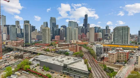 $630,000 | 680 North Green Street, Unit 605, Chicago, IL 60642