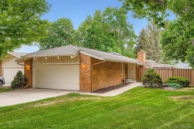 a view of backyard with garden