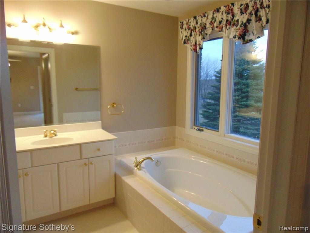 1529 East Brocker Road Metamora, MI 48455 - Photo 22 of 35 19 Mstr Bath.JPG