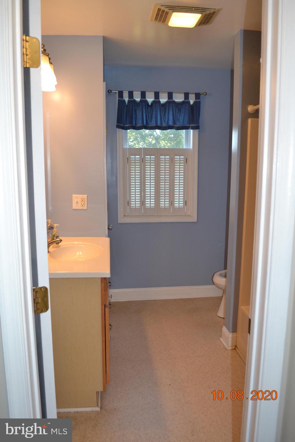 2215 Old Washington Road Westminster, MD 21157 - Photo 32 of 52 2nd Floor Bath