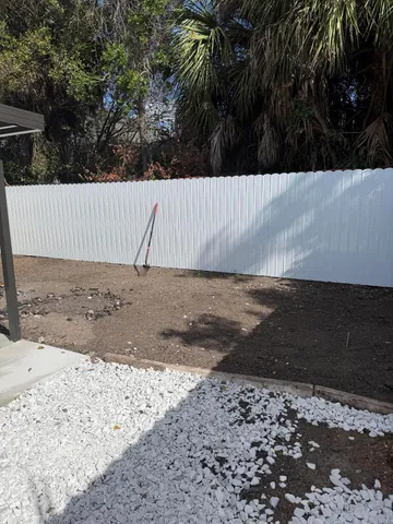 a view of a backyard