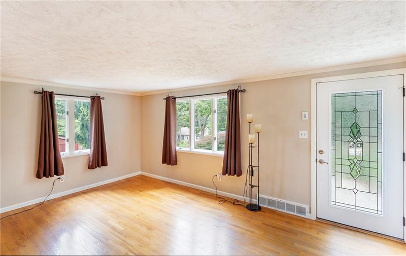 217 Oak Road Pittsburgh, PA 15239 - Photo 11 of 25 Living room