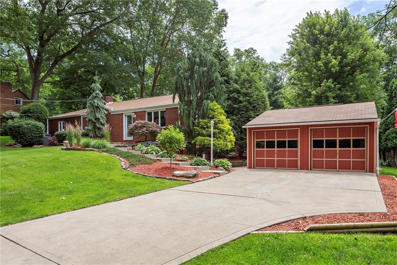 217 Oak Road Pittsburgh, PA 15239 - Photo 3 of 25
