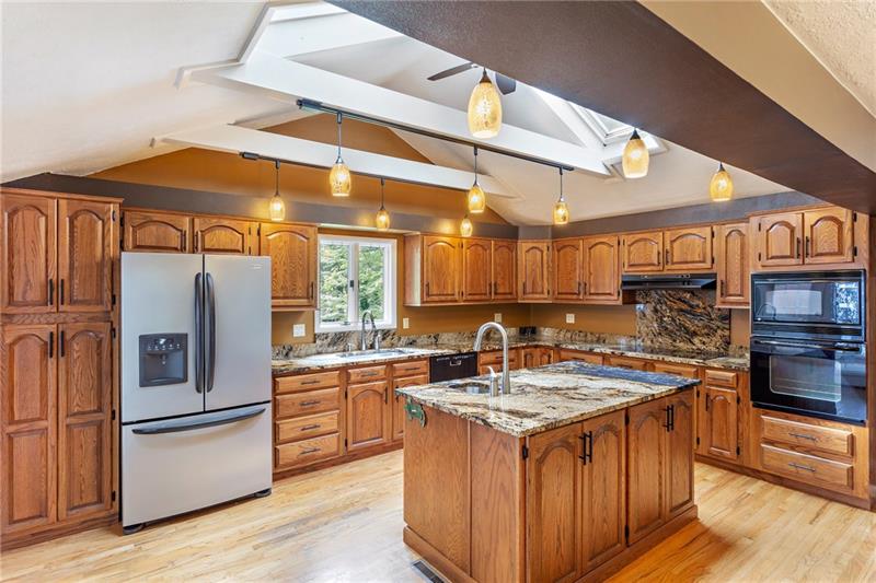 217 Oak Road Pittsburgh, PA 15239 - Photo 6 of 25